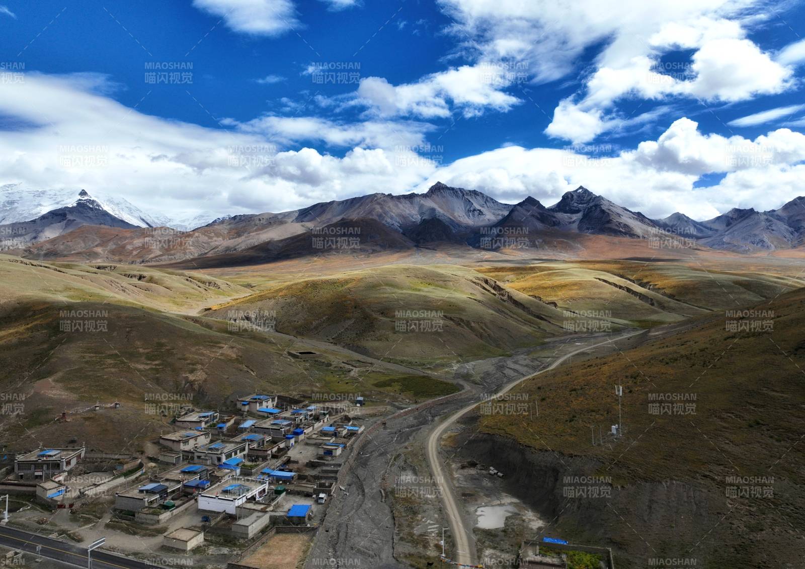 高原山间村落风光图片