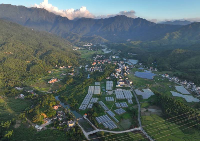 山间村落风光图片