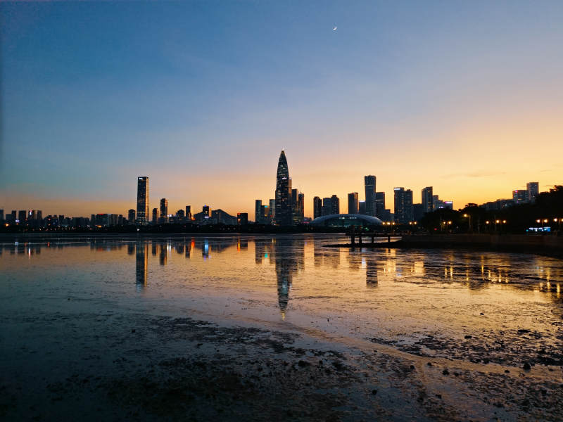 城市黄昏倒影图片