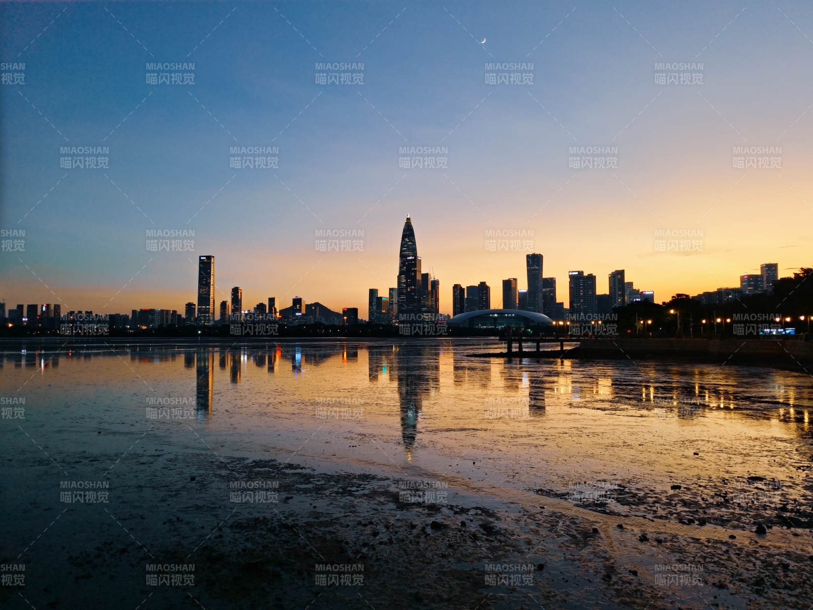 城市黄昏倒影图片