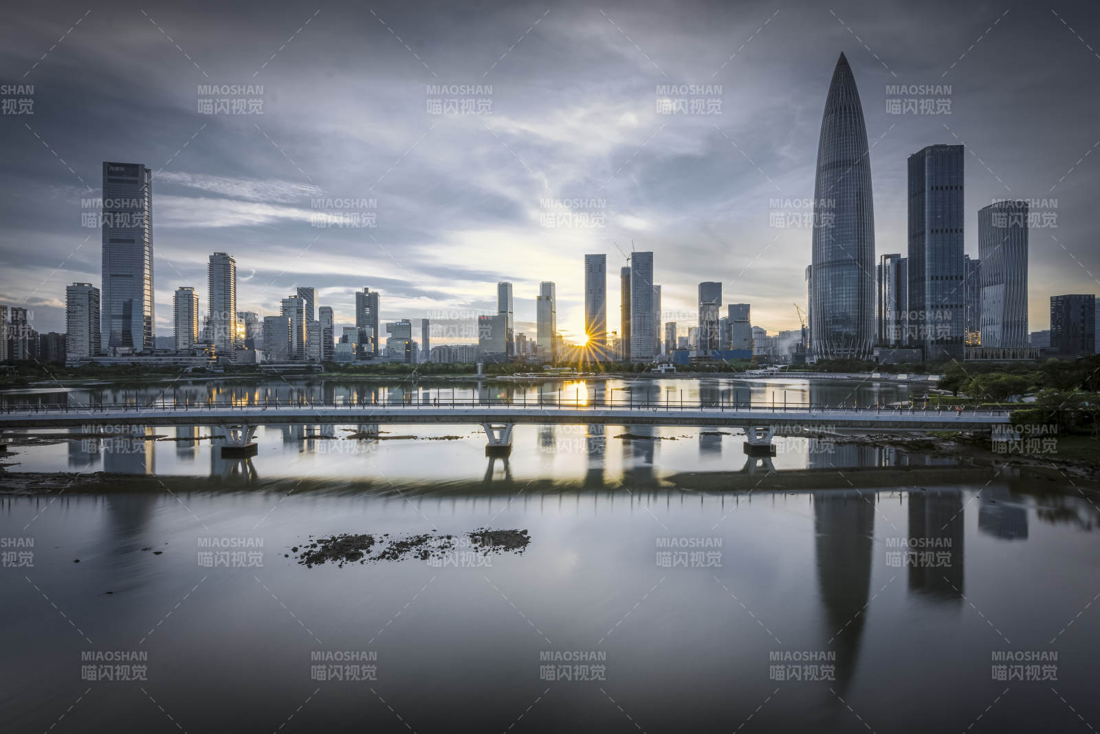 深圳人才公园的城市日落天际线倒影图片