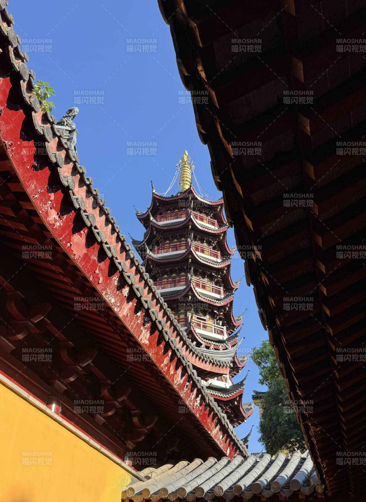 古塔映蓝天图片