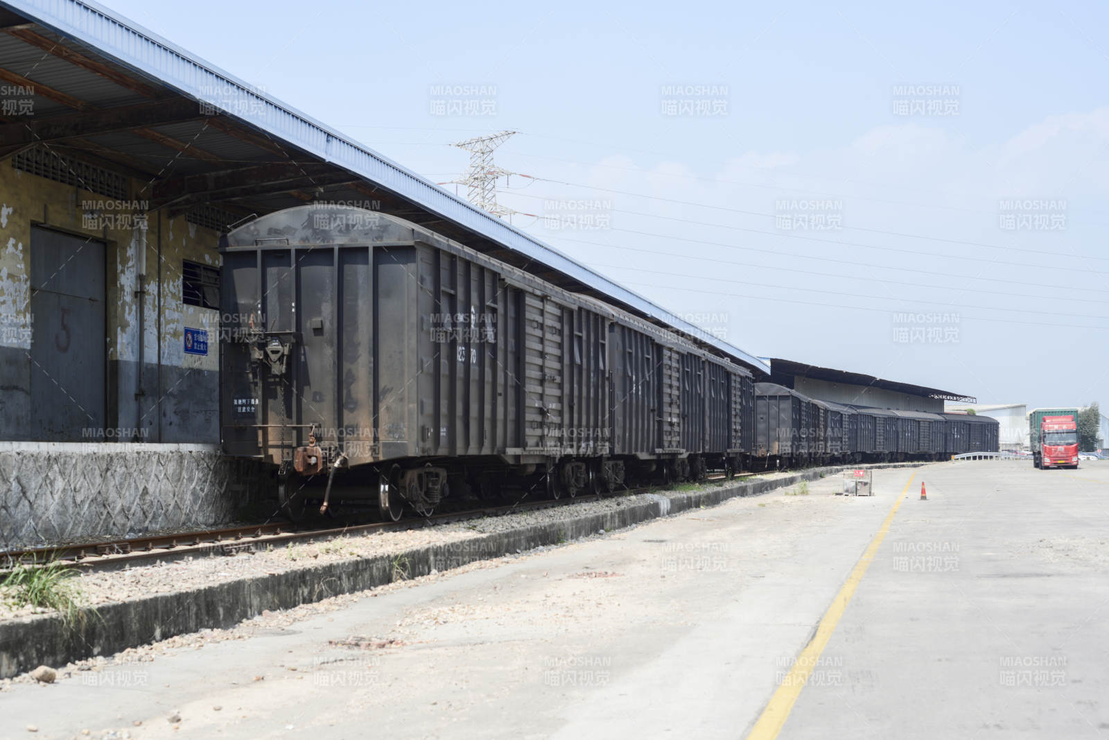 货运列车停靠站台图片