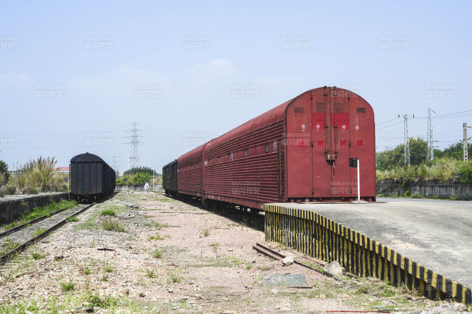 红色货运列车停靠图片
