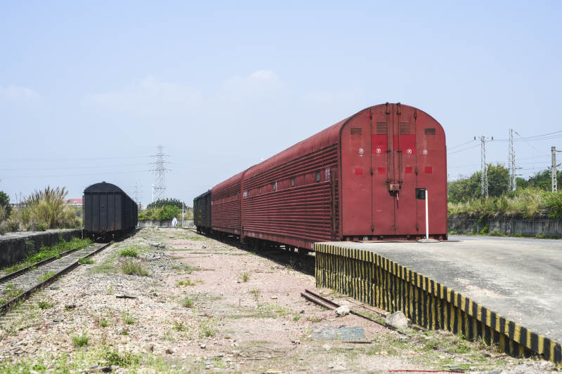 红色货运列车停靠图片