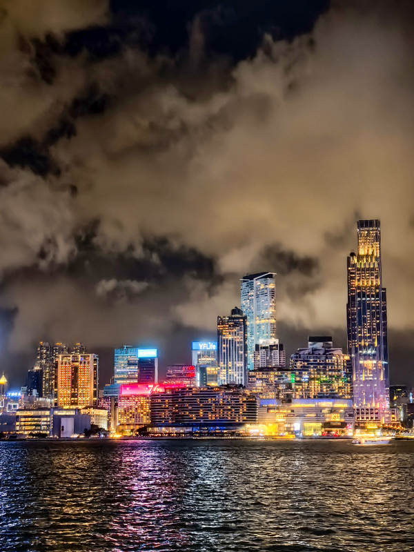 夜幕下的城市灯火图片