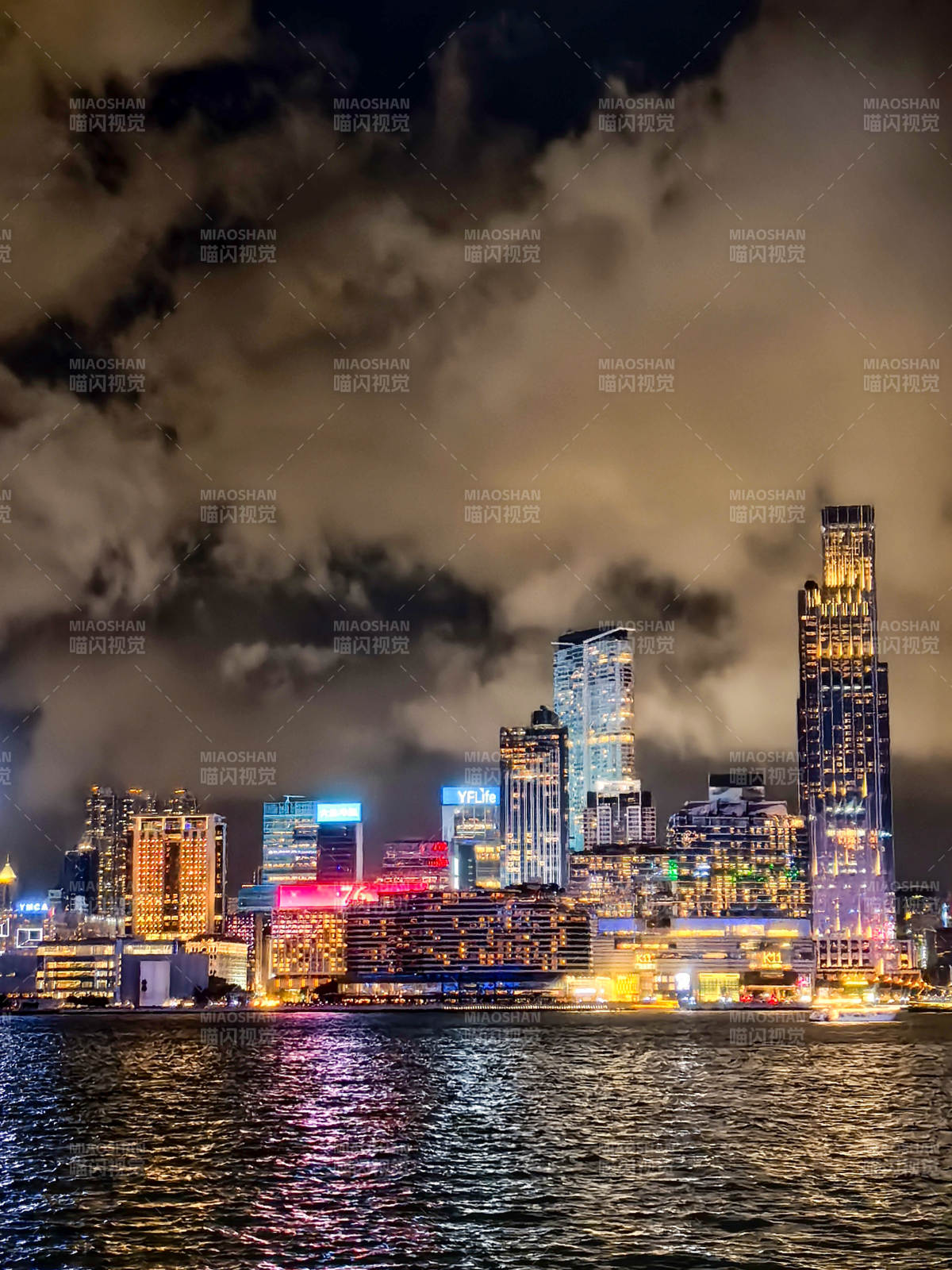 夜幕下的城市灯火图片