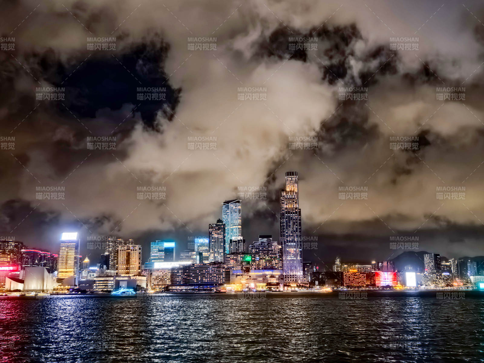 夜幕下的城市灯火图片