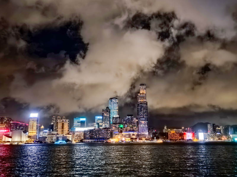 夜幕下的城市灯火图片