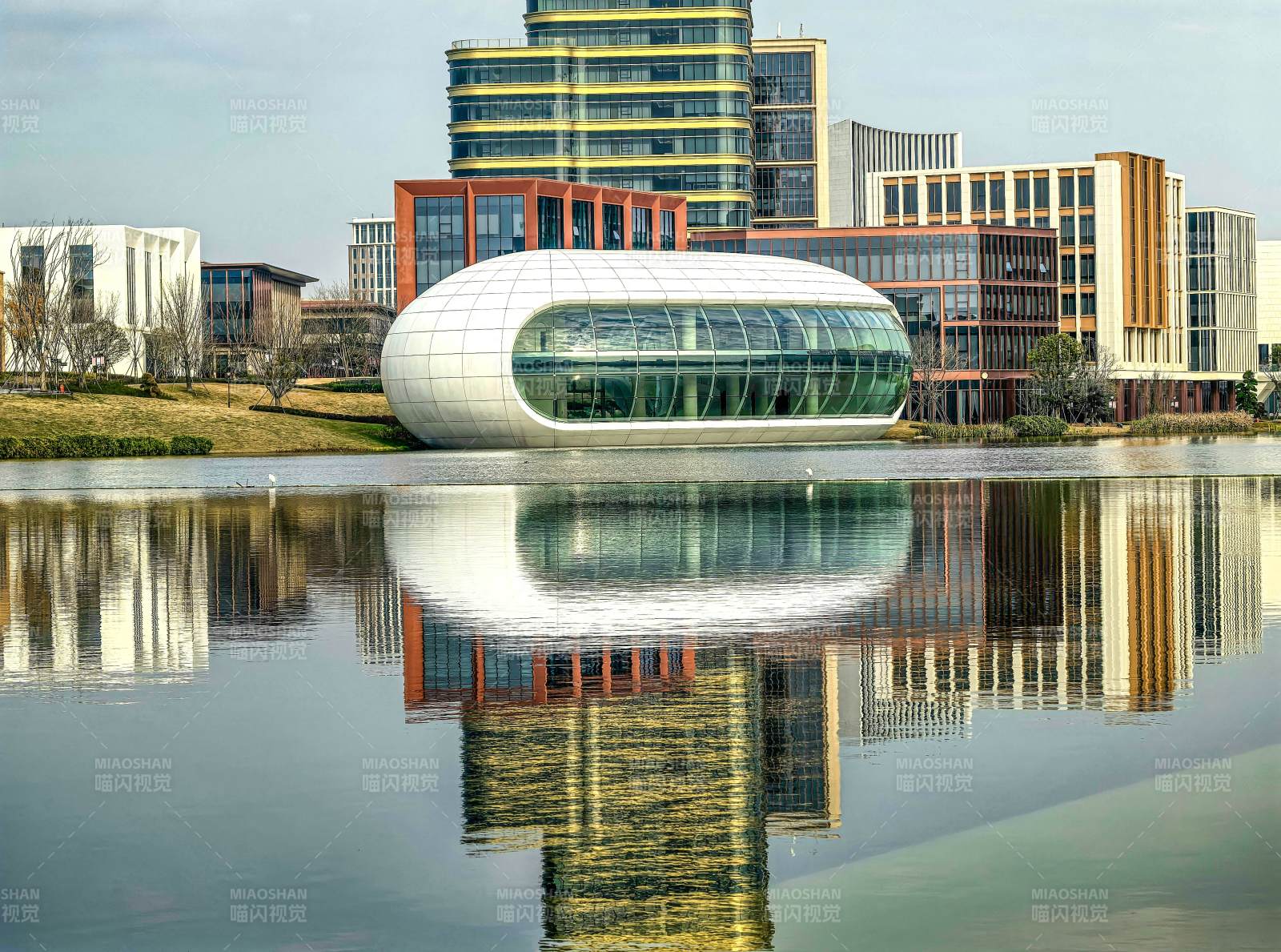 湖畔现代建筑群图片