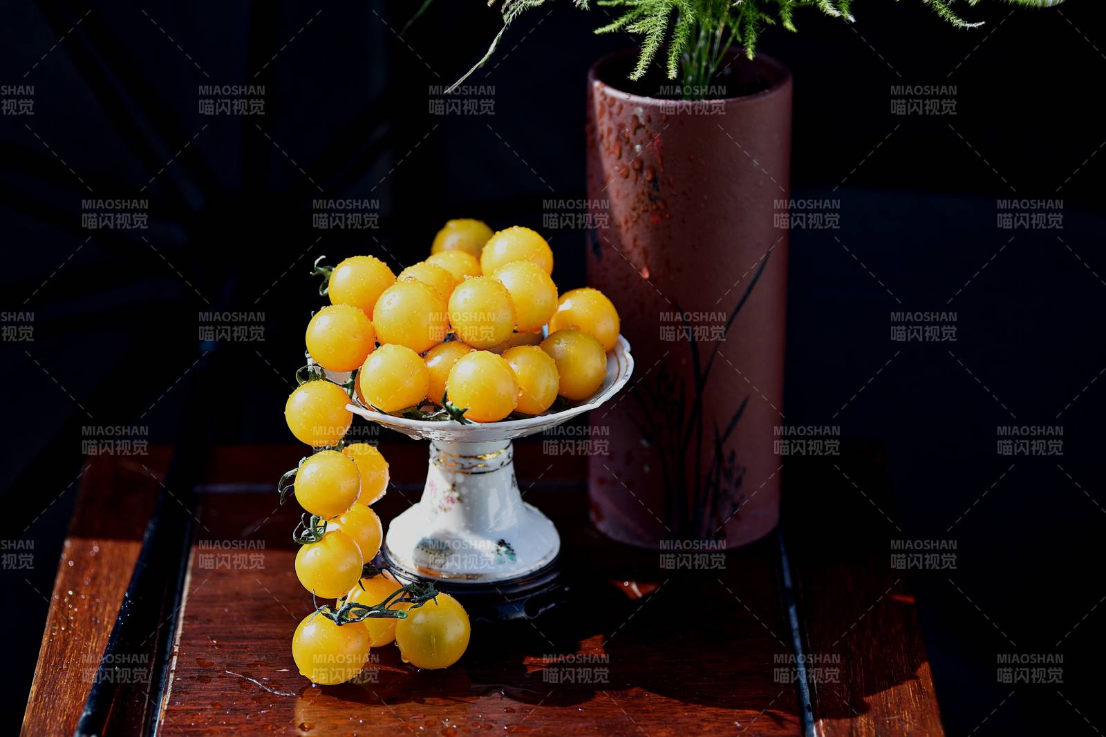 金黄小番茄静物图片