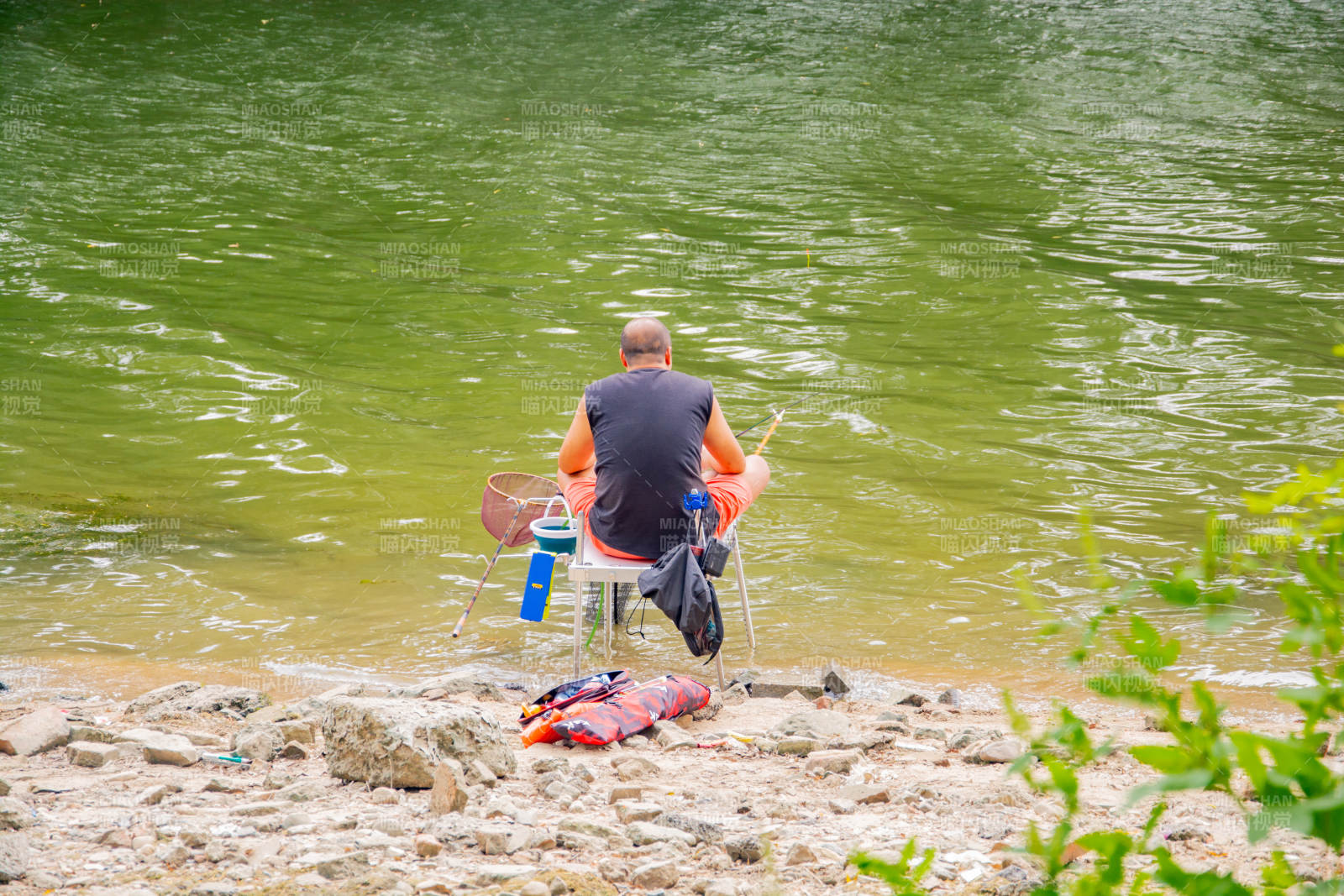 湖畔垂钓静谧时光图片