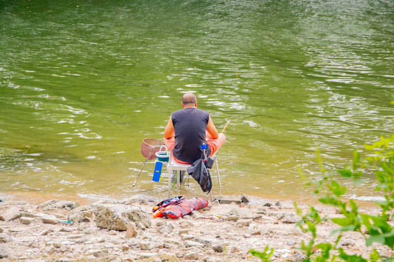 湖畔垂钓静谧时光图片