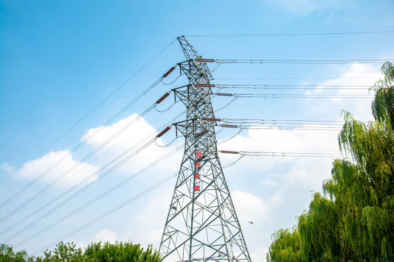 高压电塔蓝天白云图片