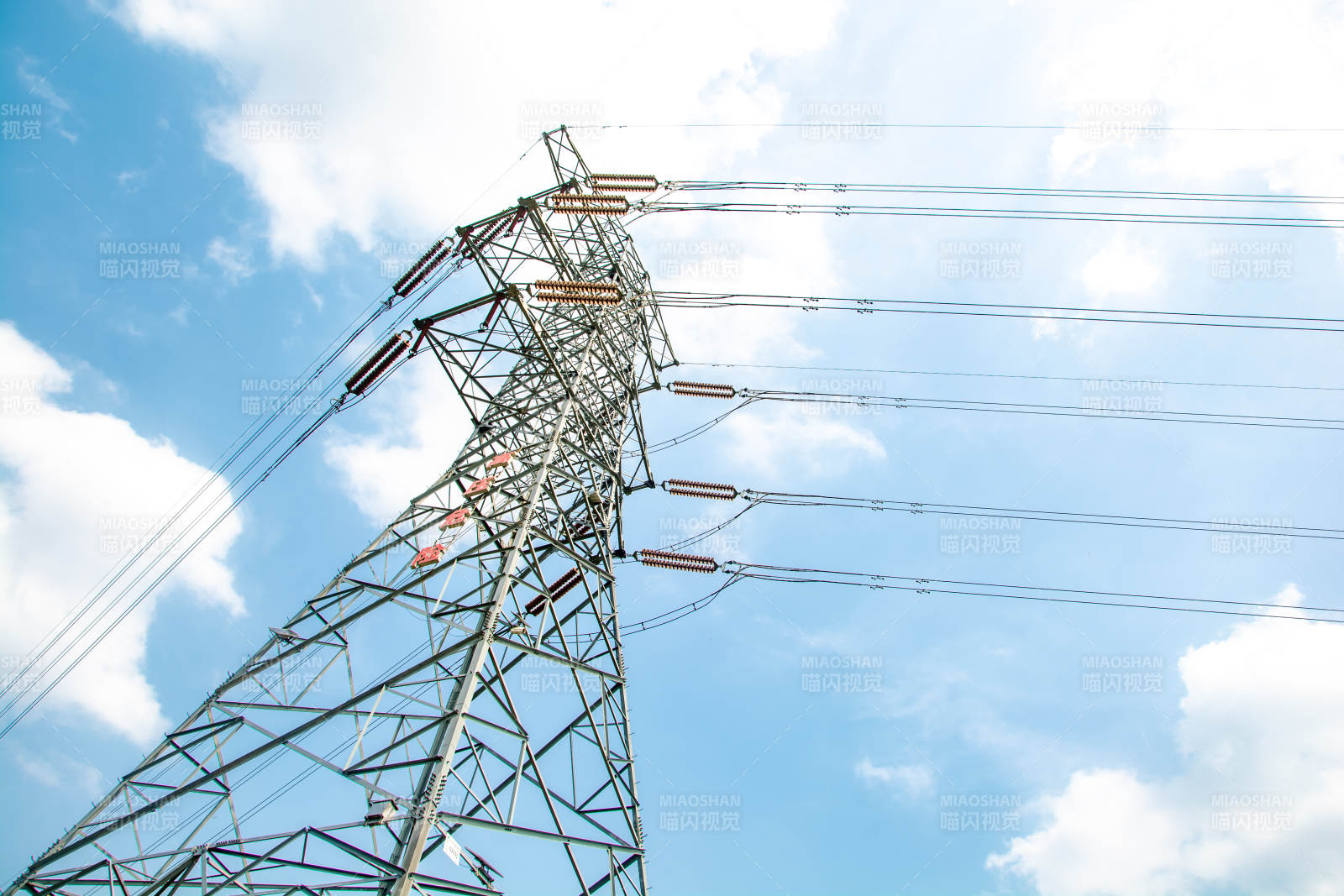 高压电塔蓝天白云图片