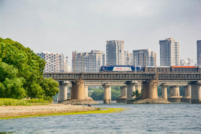 城市河畔大桥风光图片