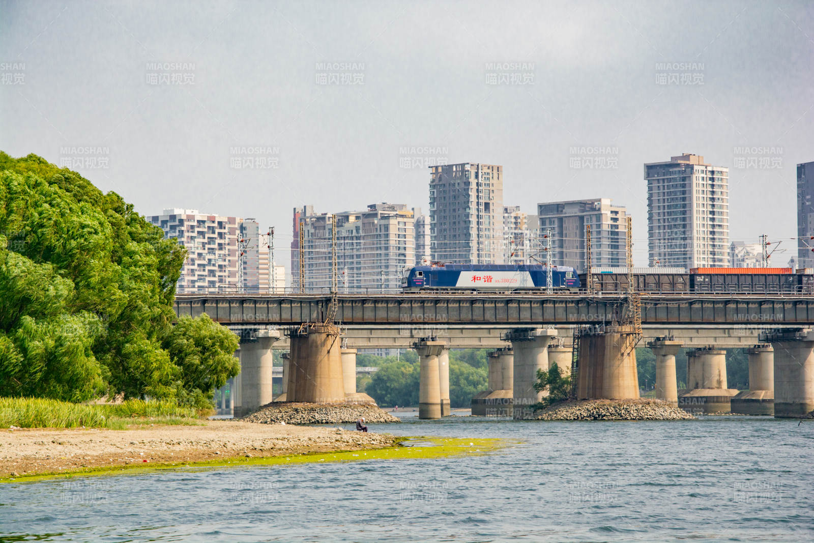 城市河畔大桥风光图片