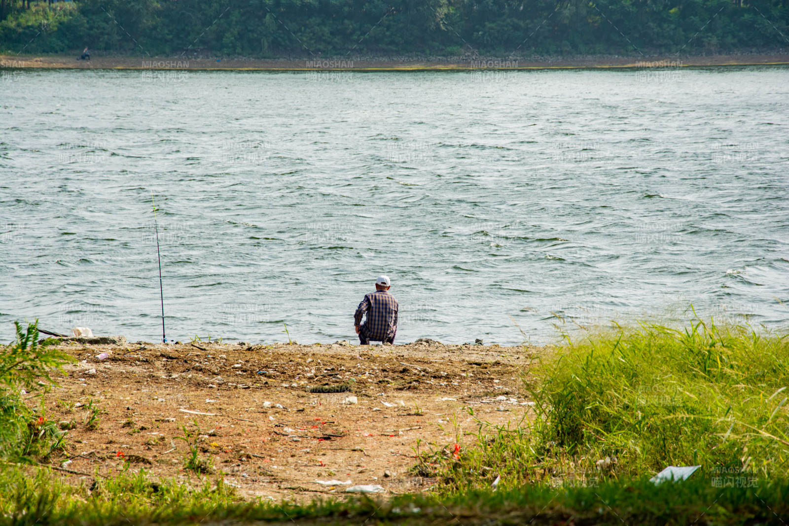 湖畔独钓静谧时光图片