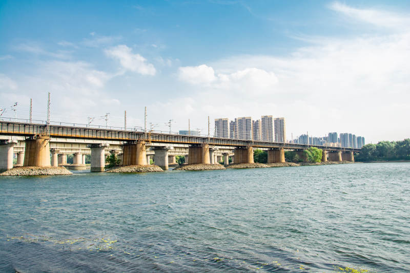 江桥映城景风光图片