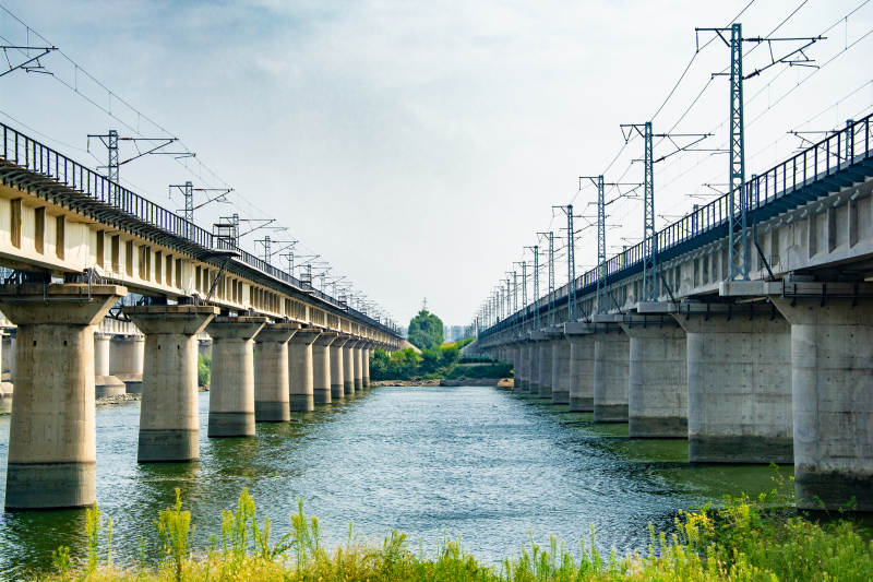双桥跨水 绿意盎然图片