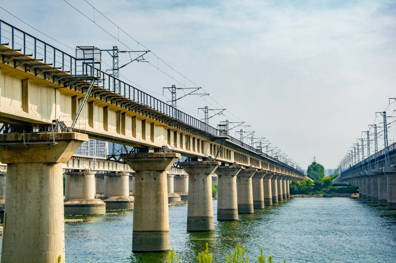 铁桥横跨碧水图片