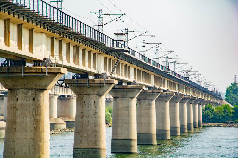 高铁桥横跨江面图片