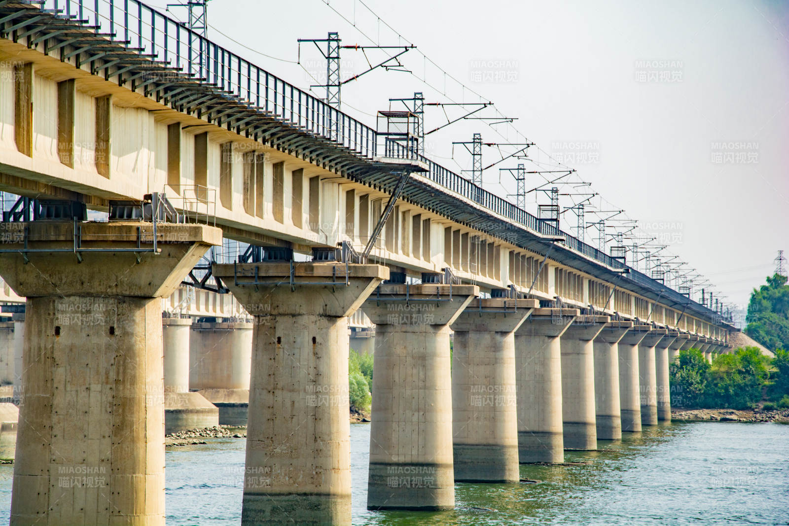 高铁桥横跨江面图片