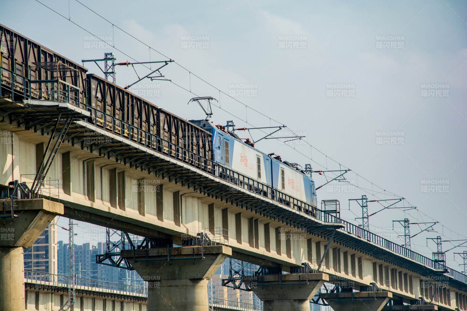 高架电车穿城过图片