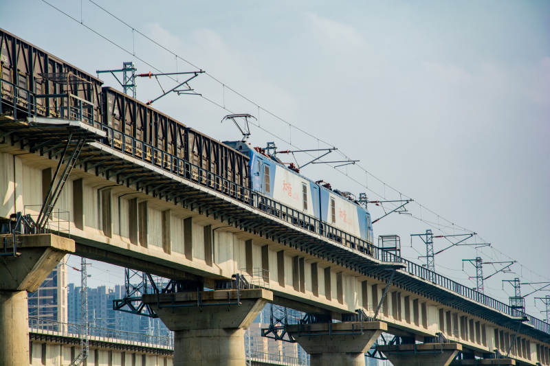 高架电车穿城过图片