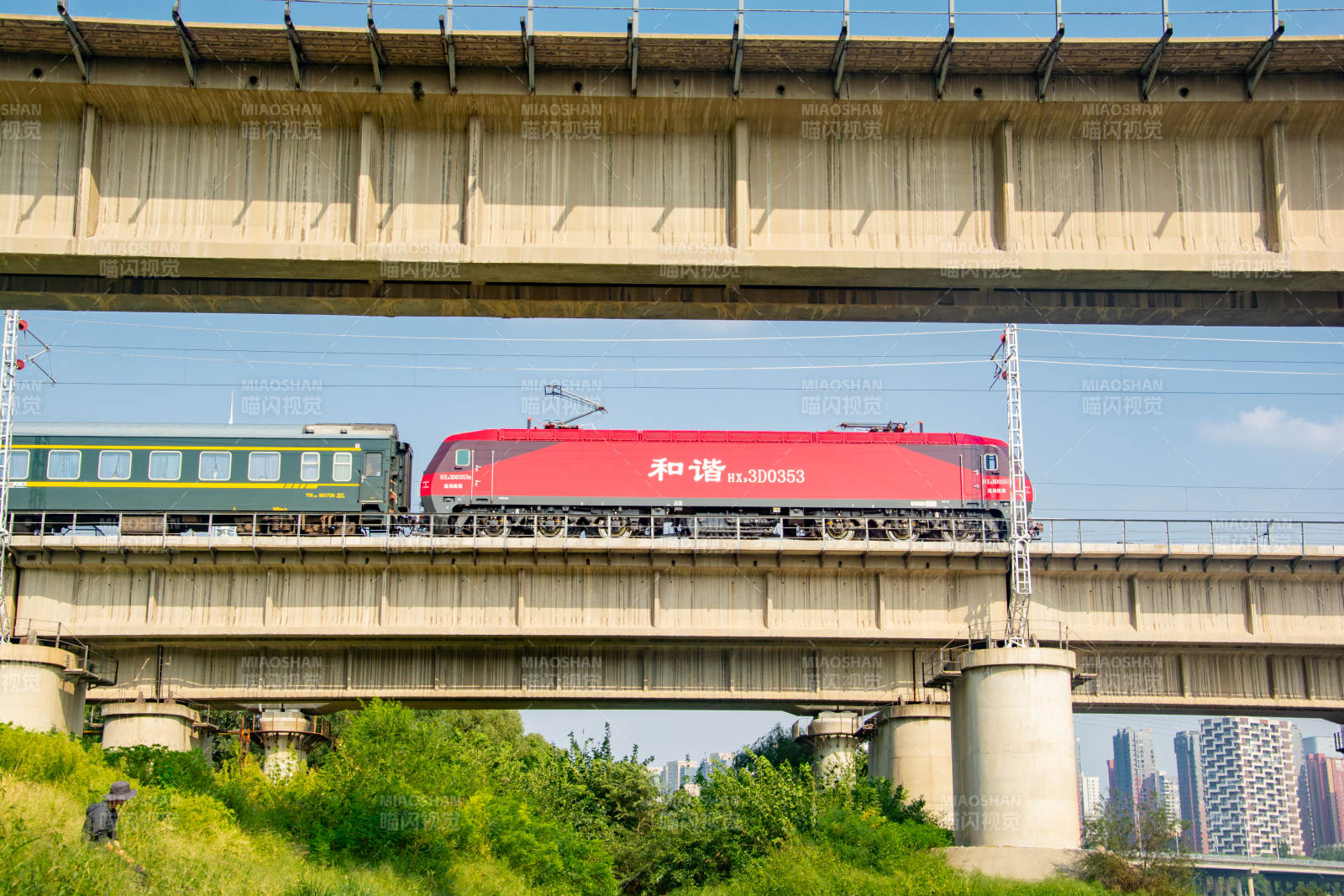 和谐号列车过桥图片