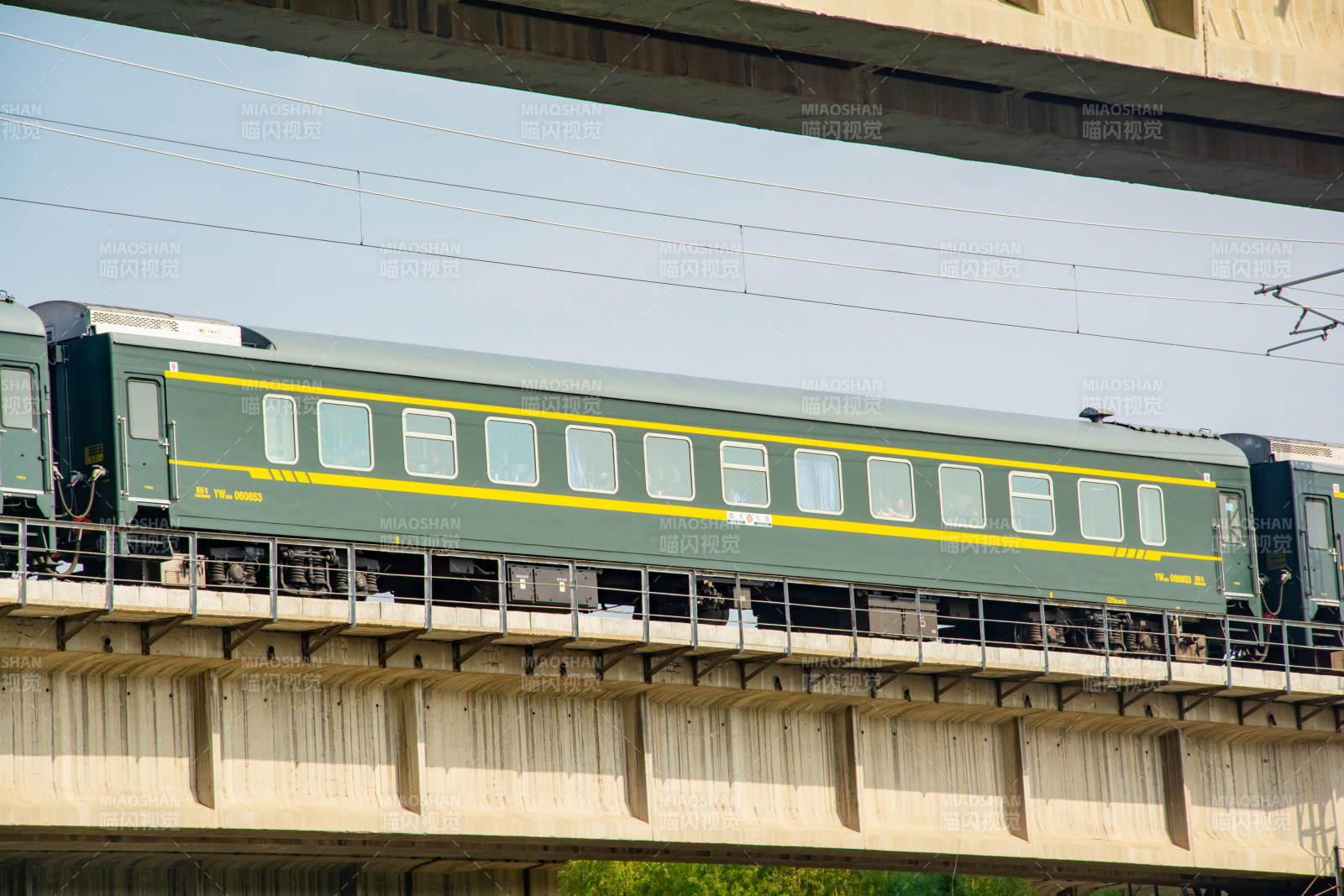 绿色列车穿行高架图片