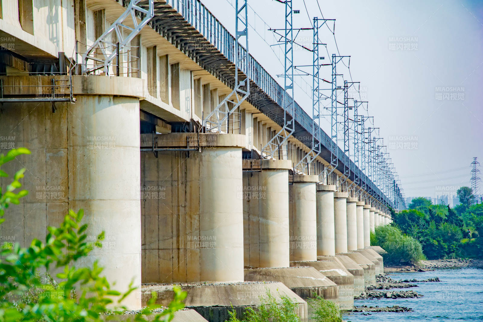大桥横跨河流图片