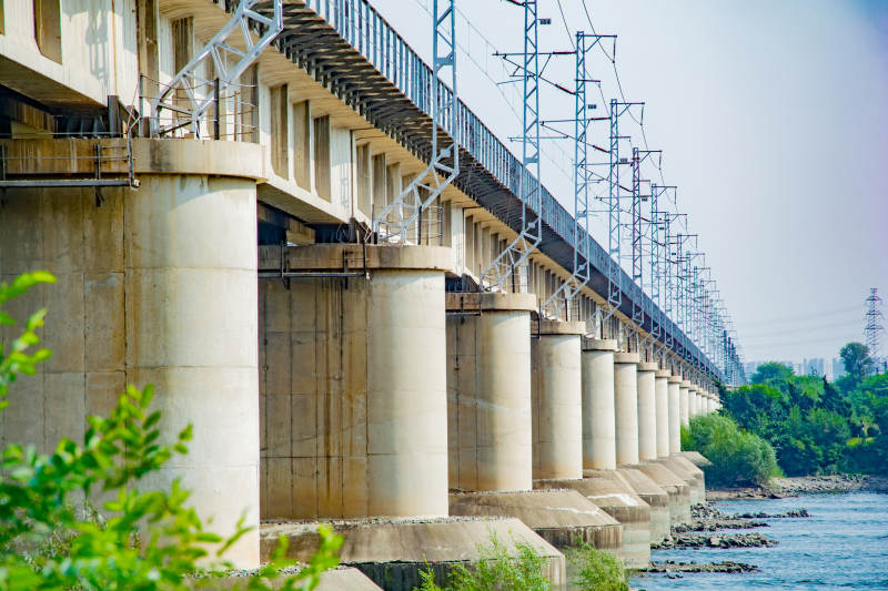 大桥横跨河流图片