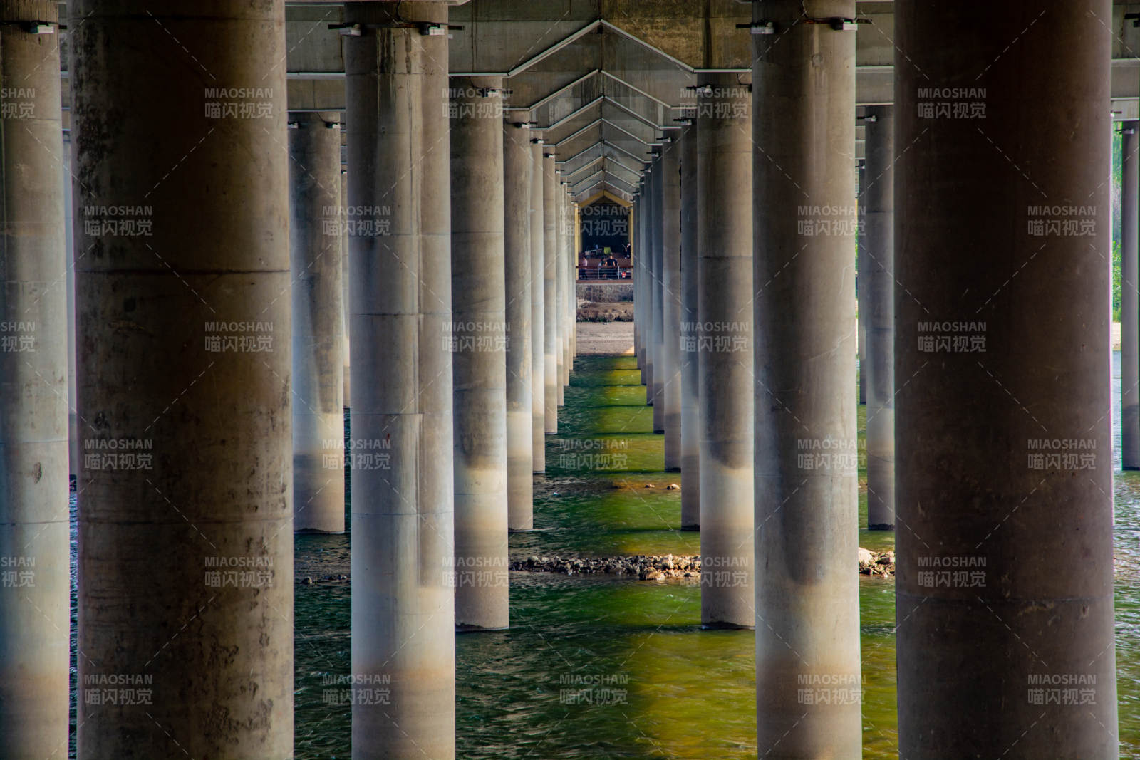 桥下光影长廊图片