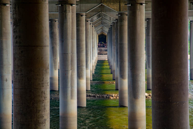 桥下光影长廊图片