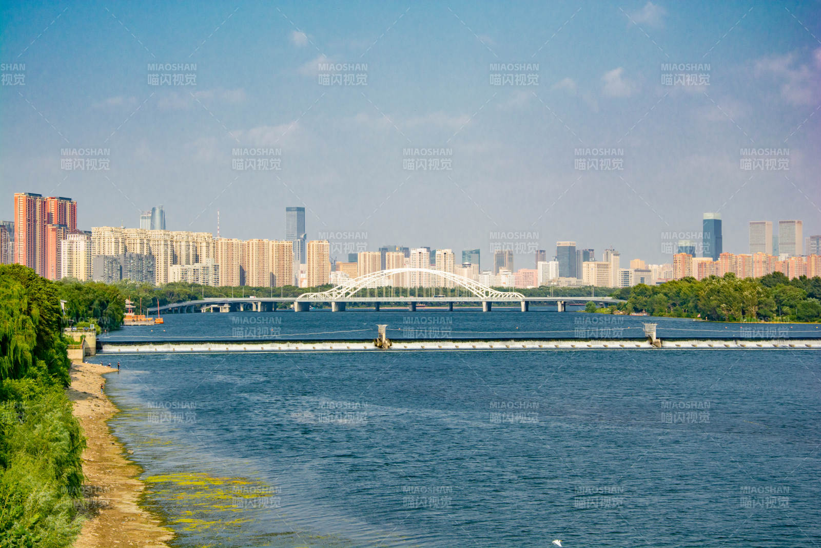 城市河畔风光图片