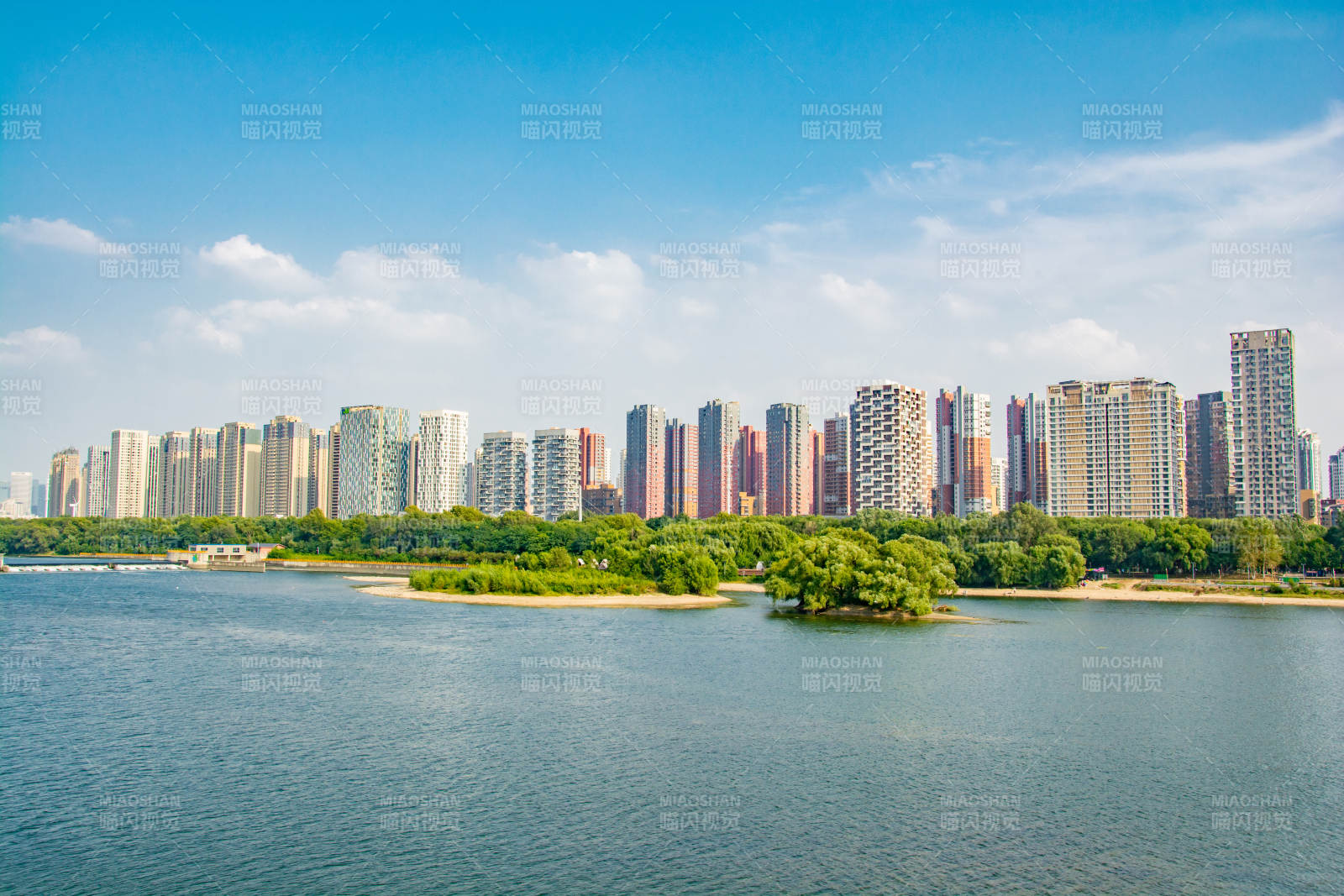 城市湖景风光图片