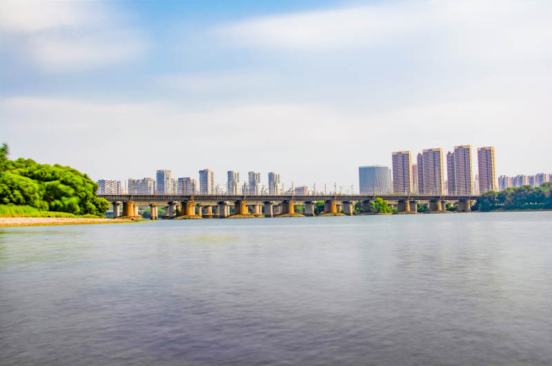 城市河畔风光图片