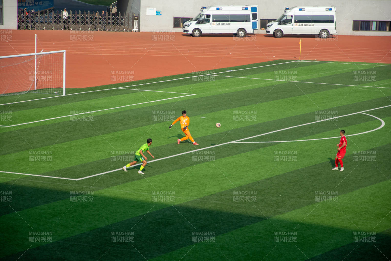 足球场上激烈对决图片