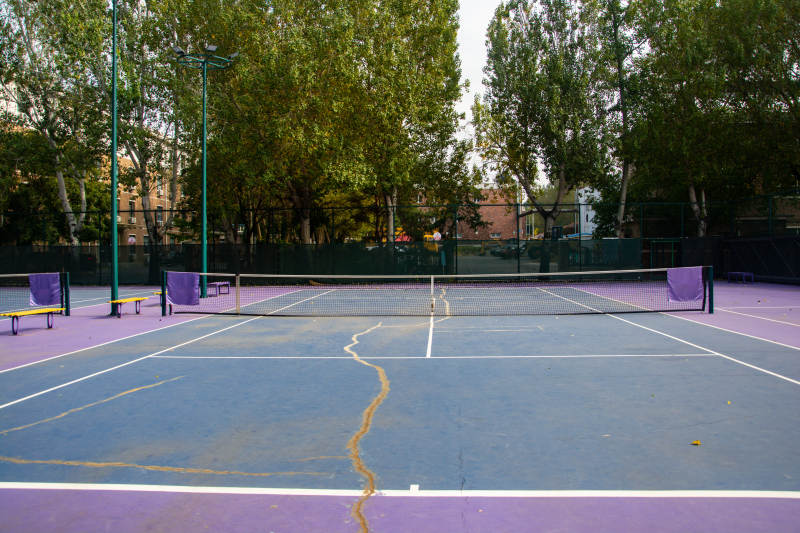 空旷的网球场图片