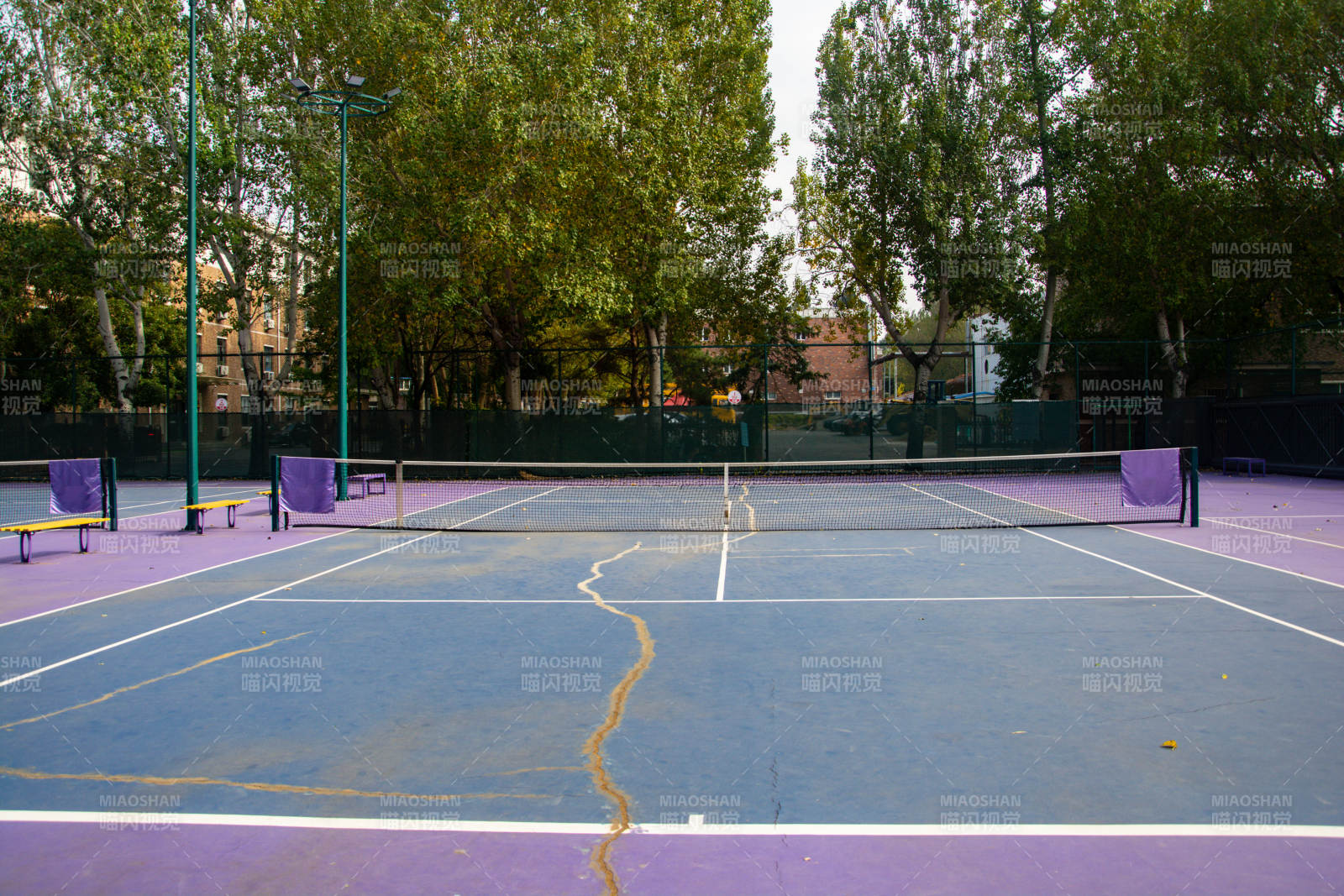 空旷的网球场图片