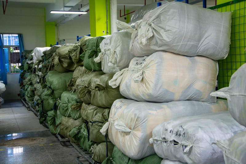 仓库堆满布袋图片