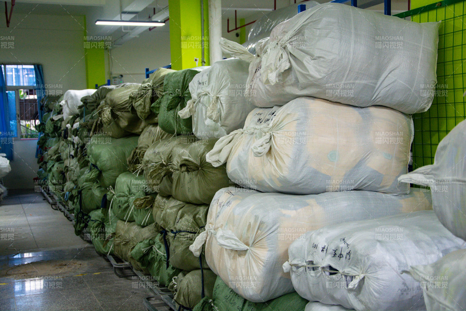 仓库堆满布袋图片