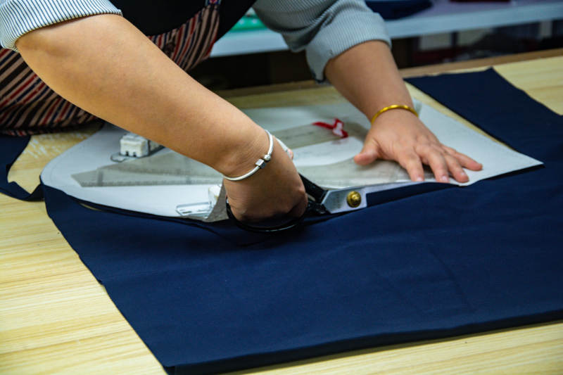 裁剪布料的瞬间图片