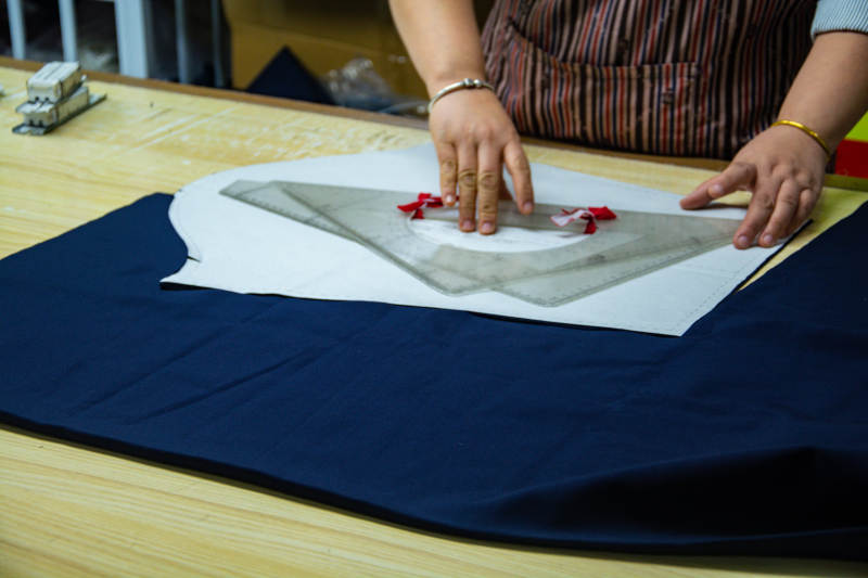 裁剪布料制作衣物图片