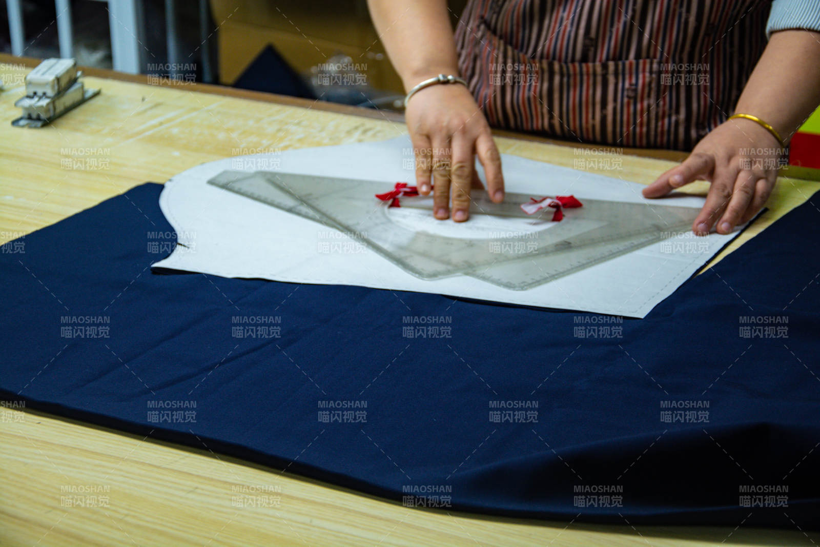 裁剪布料制作衣物图片