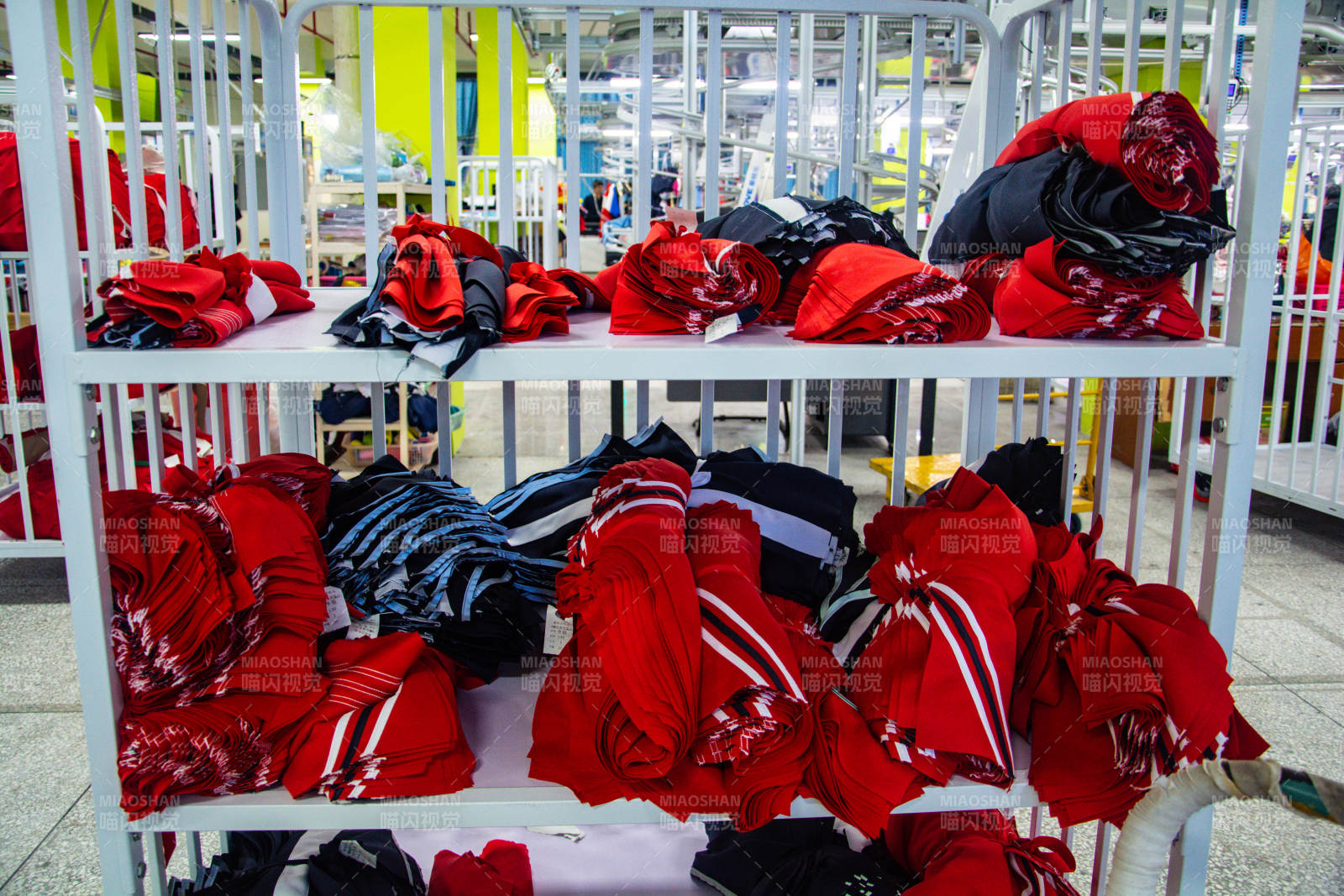 红色衣物陈列架图片