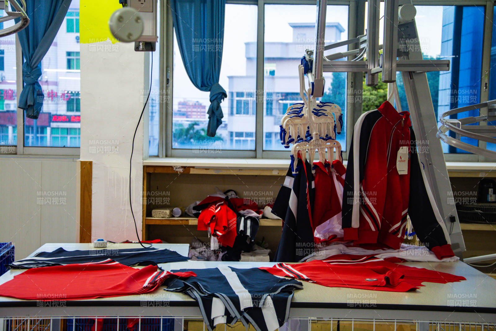 服装制作工作台图片