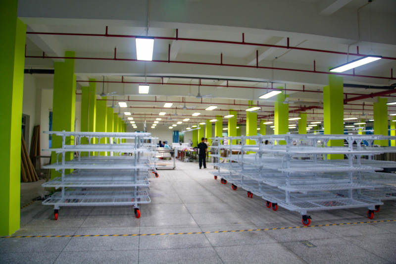 空旷的仓储车间图片