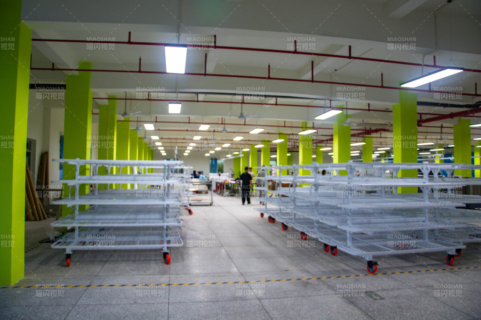 空旷的仓储车间图片